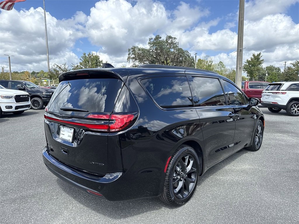 New 2026 Chrysler Pacifica Limited w/ S Appearance Package image 3
