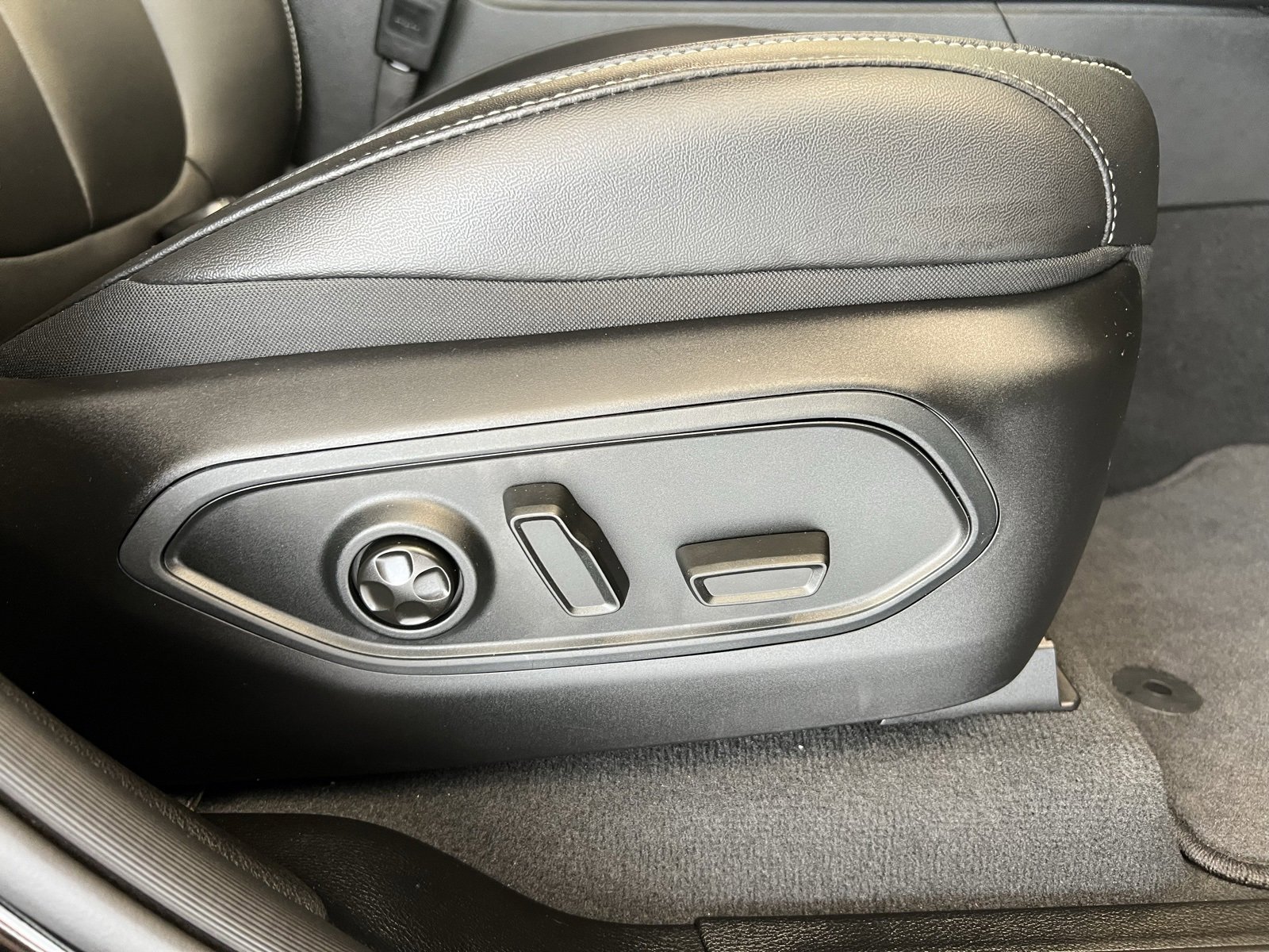 Used 2024 Jeep Grand Cherokee L Limited w/ Black Appearance Package image 52