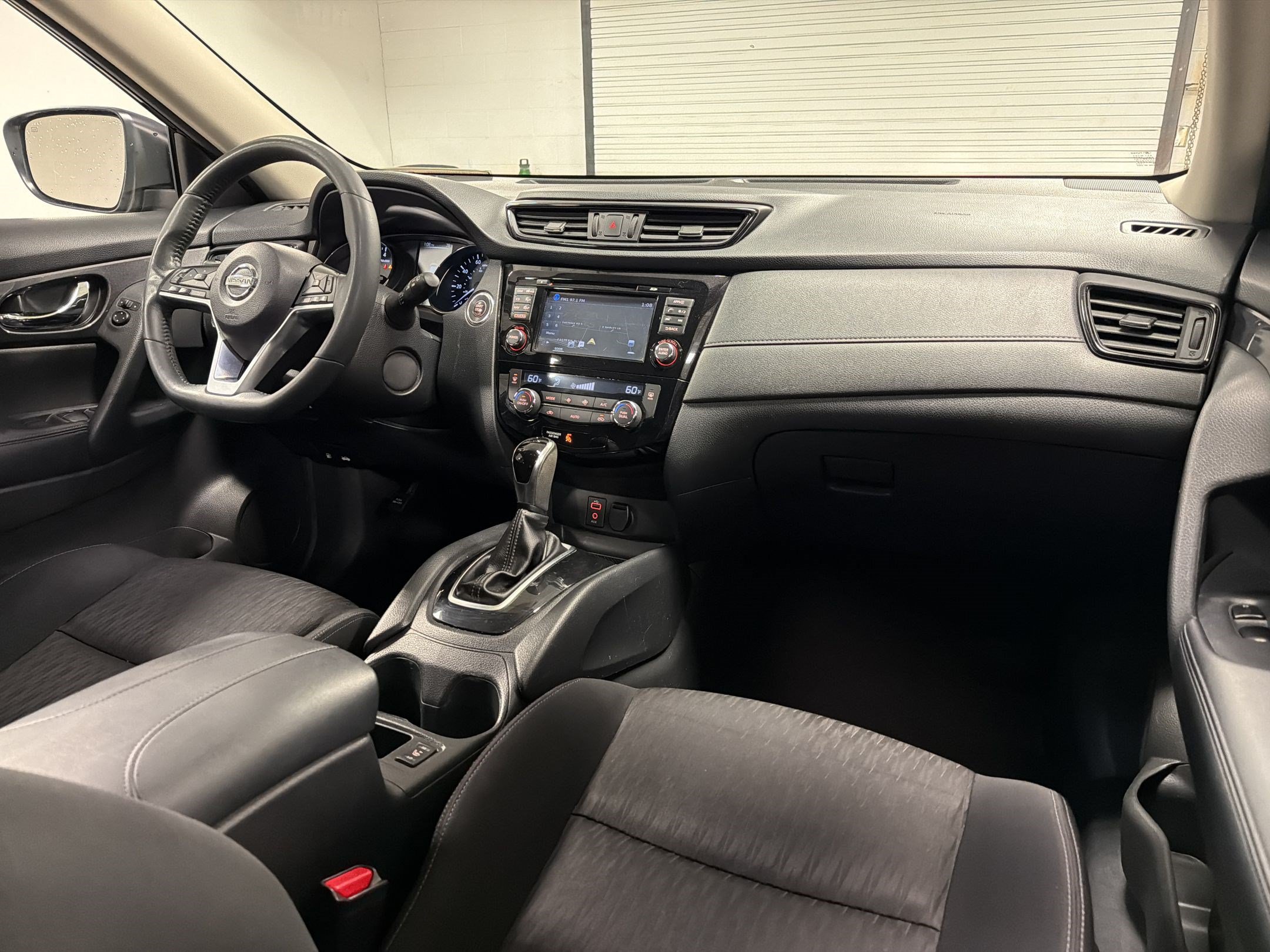 Used 2017 Nissan Rogue SV w/ SV Premium Package AWD/4WD image 28