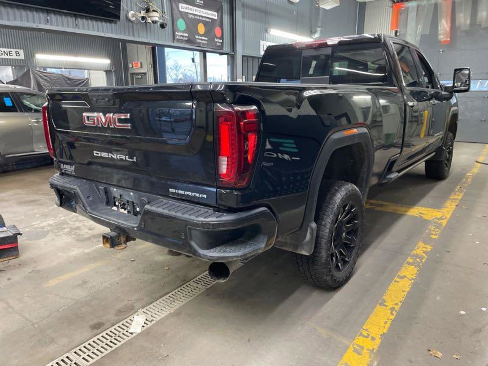 Used 2023 GMC Sierra 2500 Denali w/ Denali Black Diamond Edition image 3