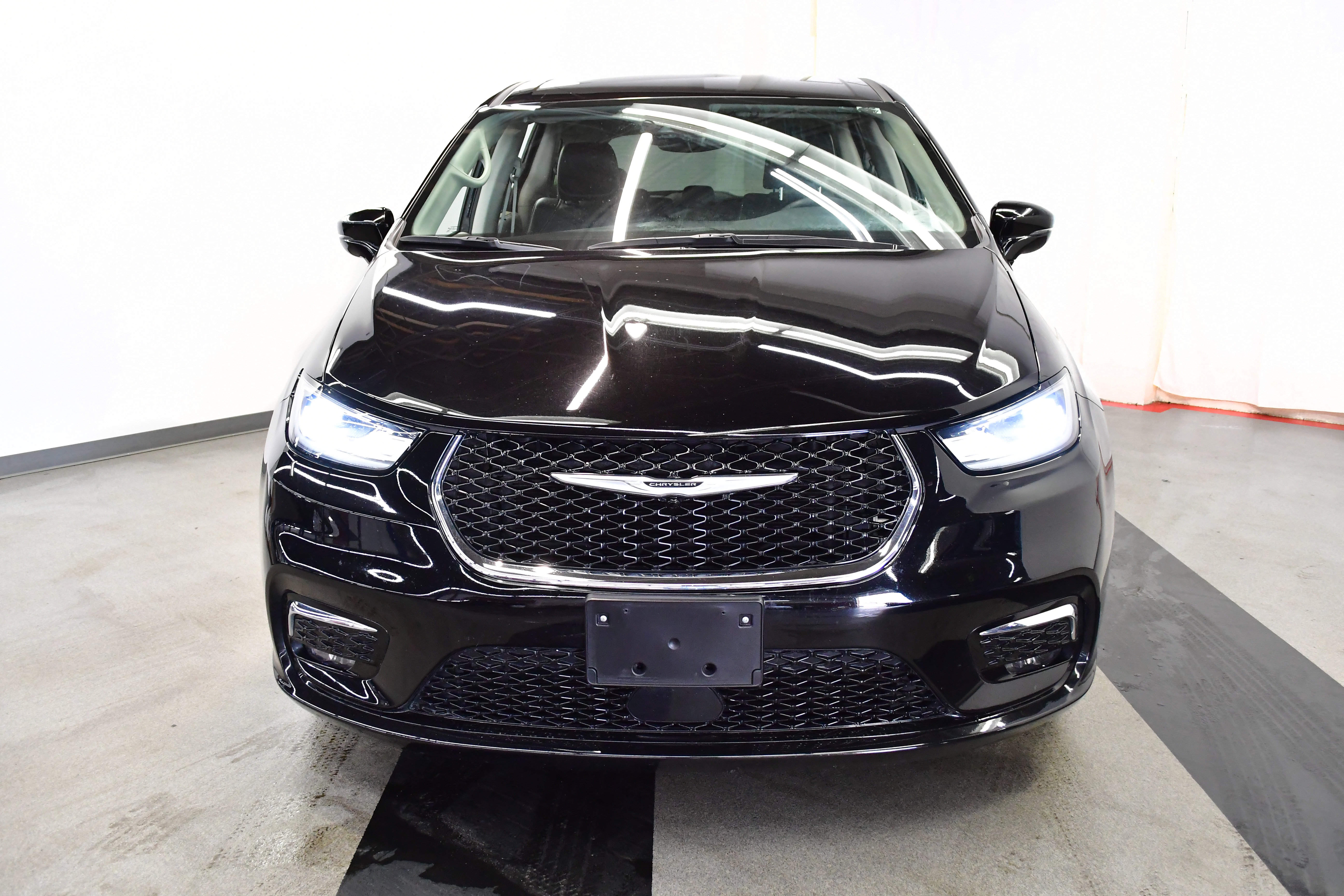 Used 2024 Chrysler Pacifica Touring-L image 5