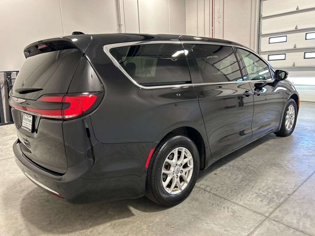 Used 2025 Chrysler Pacifica Select FWD image 6