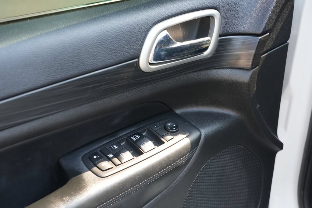 Used 2019 Jeep Grand Cherokee Altitude AWD/4WD image 11