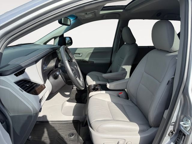 Used 2017 Toyota Sienna XLE w/ XLE Navigation Package AWD/4WD image 9