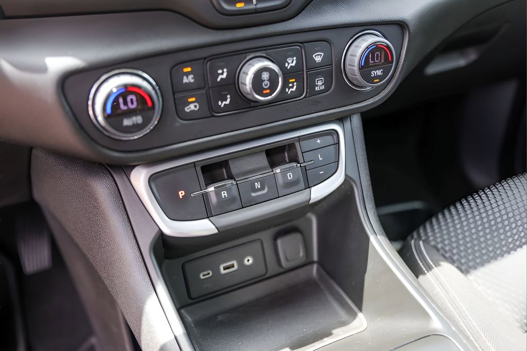 Used 2022 GMC Terrain SLE w/ Driver Convenience Package FWD image 20