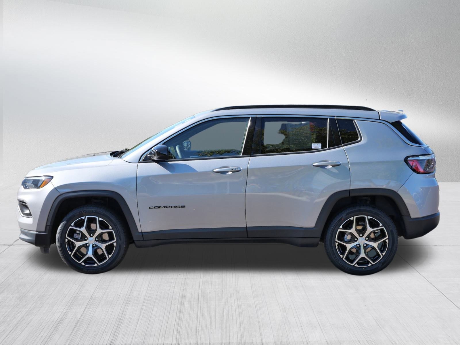 Used 2024 Jeep Compass Latitude image 4