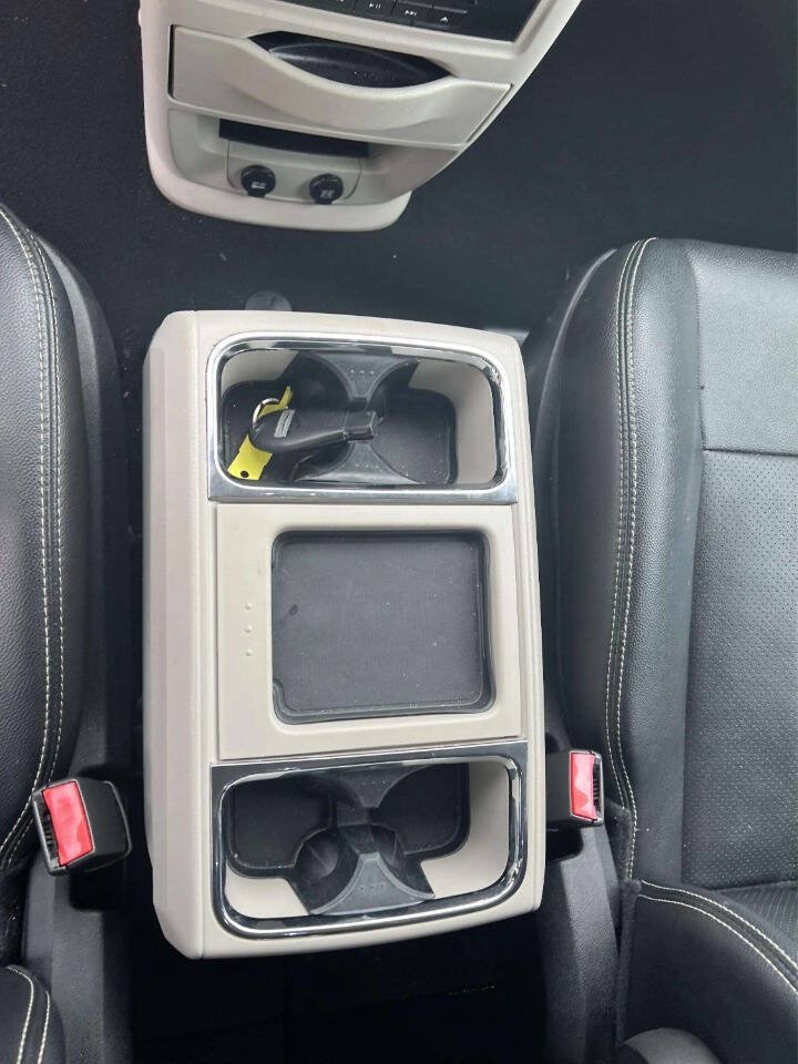 Used 2016 Chrysler Town & Country Touring-L FWD image 16