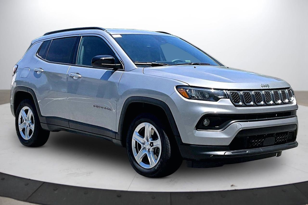 Used 2024 Jeep Compass Latitude AWD/4WD image 2