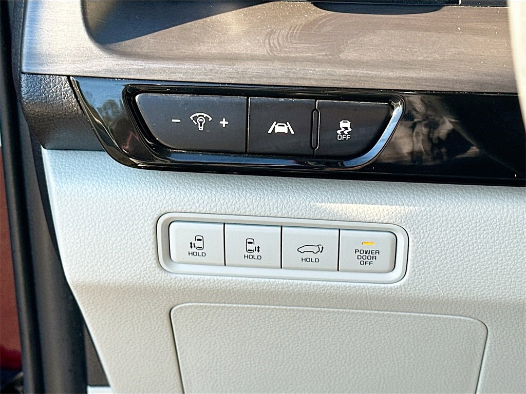 Used 2022 Kia Carnival EX image 10