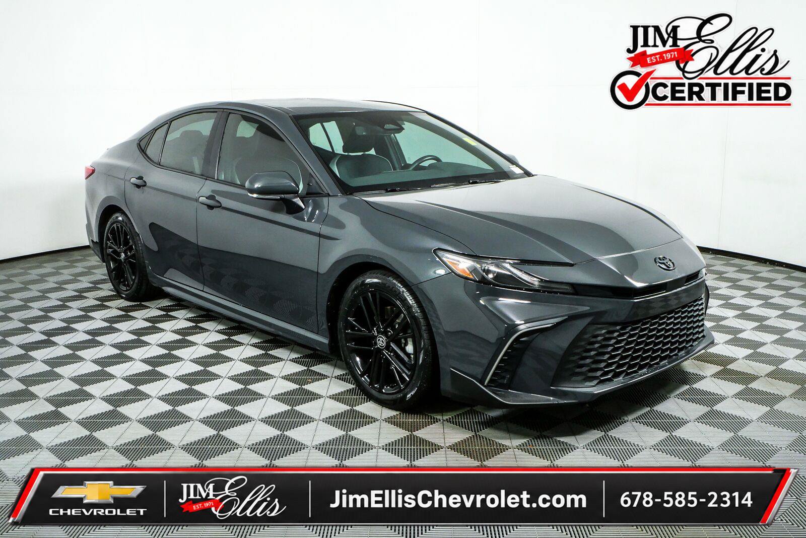 Used 2025 Toyota Camry SE w/ Convenience Package FWD image 1
