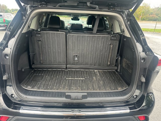Used 2023 Toyota Highlander XLE AWD/4WD image 25