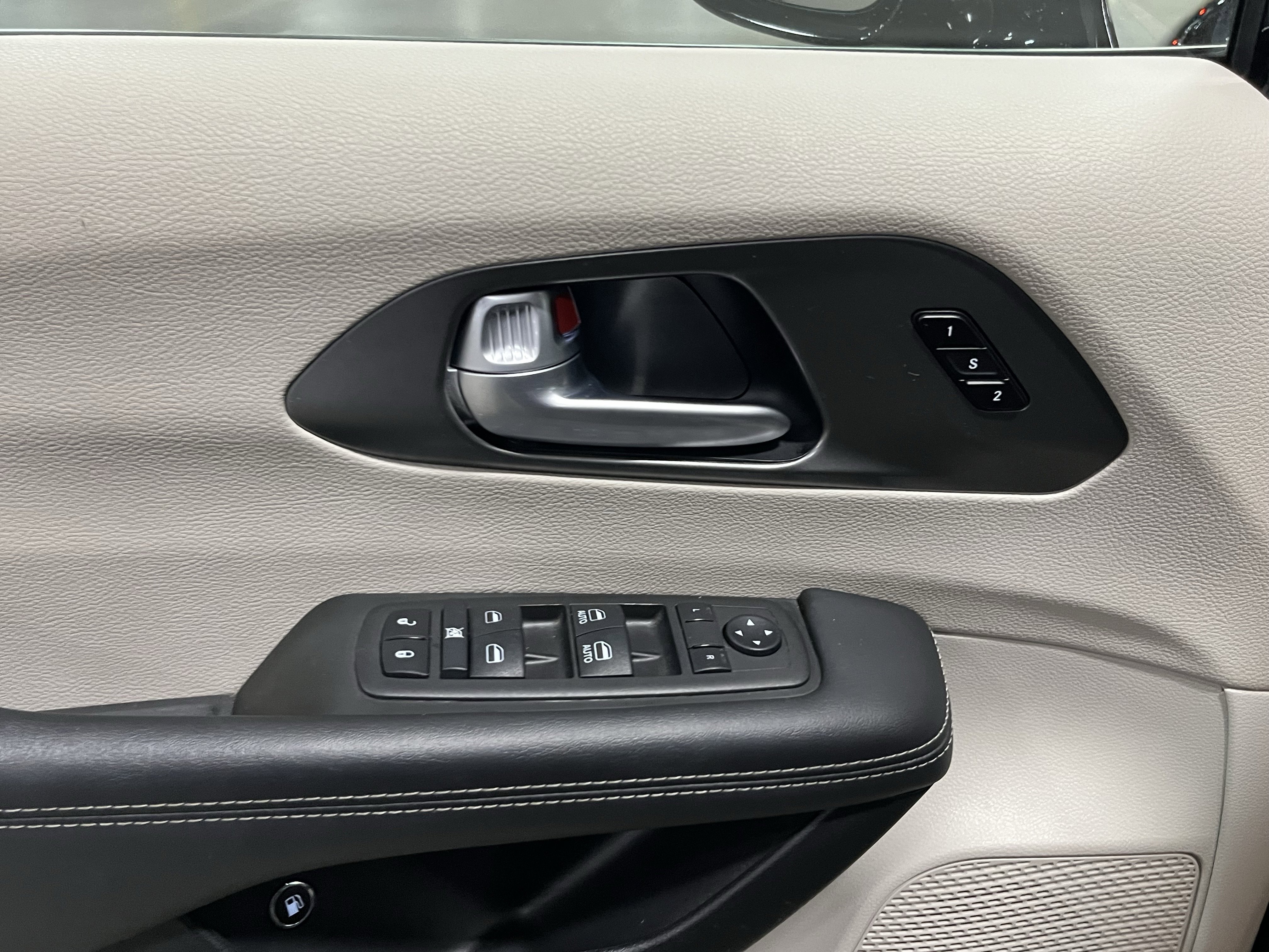 Used 2024 Chrysler Pacifica Select image 17