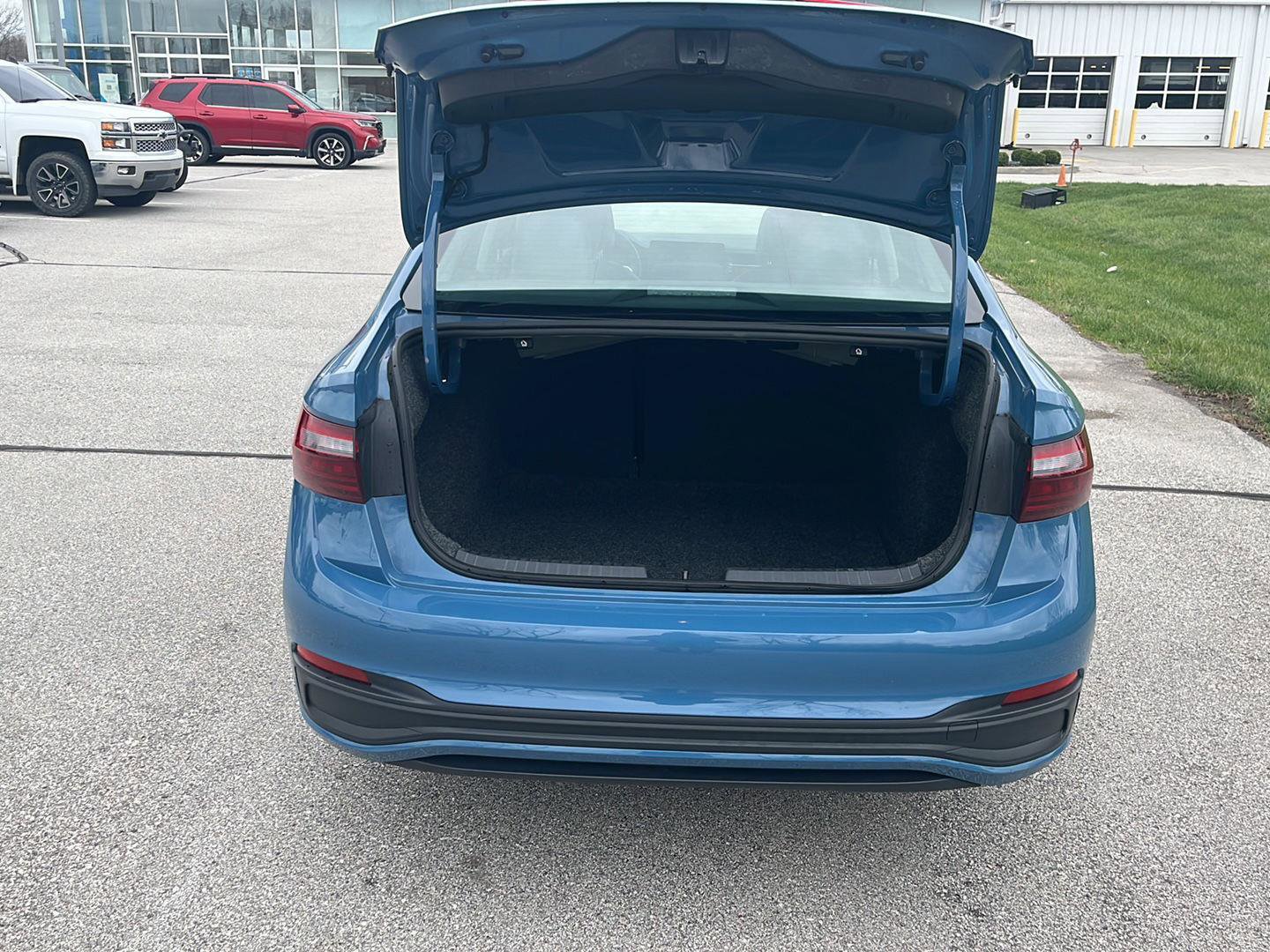 Used 2025 Volkswagen Jetta SE FWD image 5