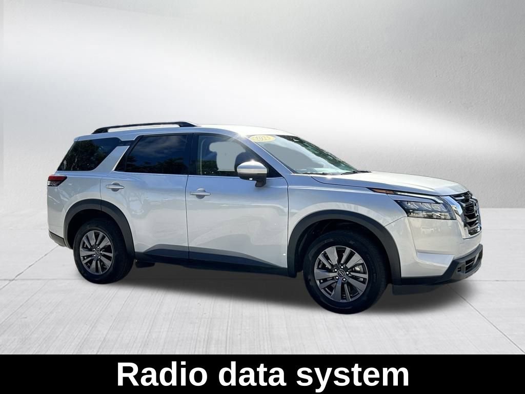 Used 2025 Nissan Pathfinder SV image 4
