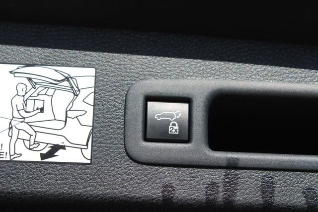Used 2023 Toyota Sienna XLE w/ XLE Plus Package FWD image 38