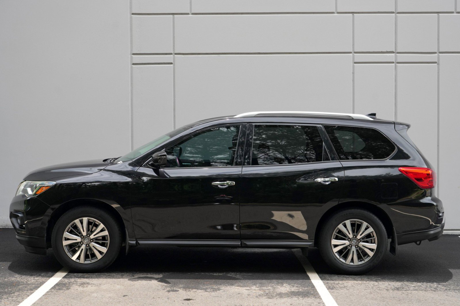 Used 2019 Nissan Pathfinder SV FWD image 44