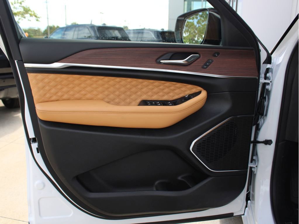 New 2025 Jeep Grand Cherokee Summit image 9