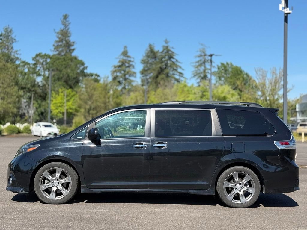 Used 2017 Toyota Sienna SE FWD image 2