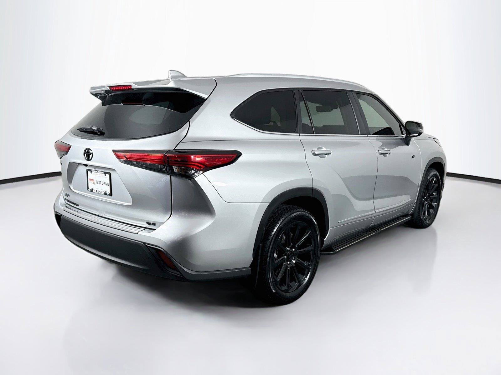 Used 2023 Toyota Highlander XLE FWD image 2
