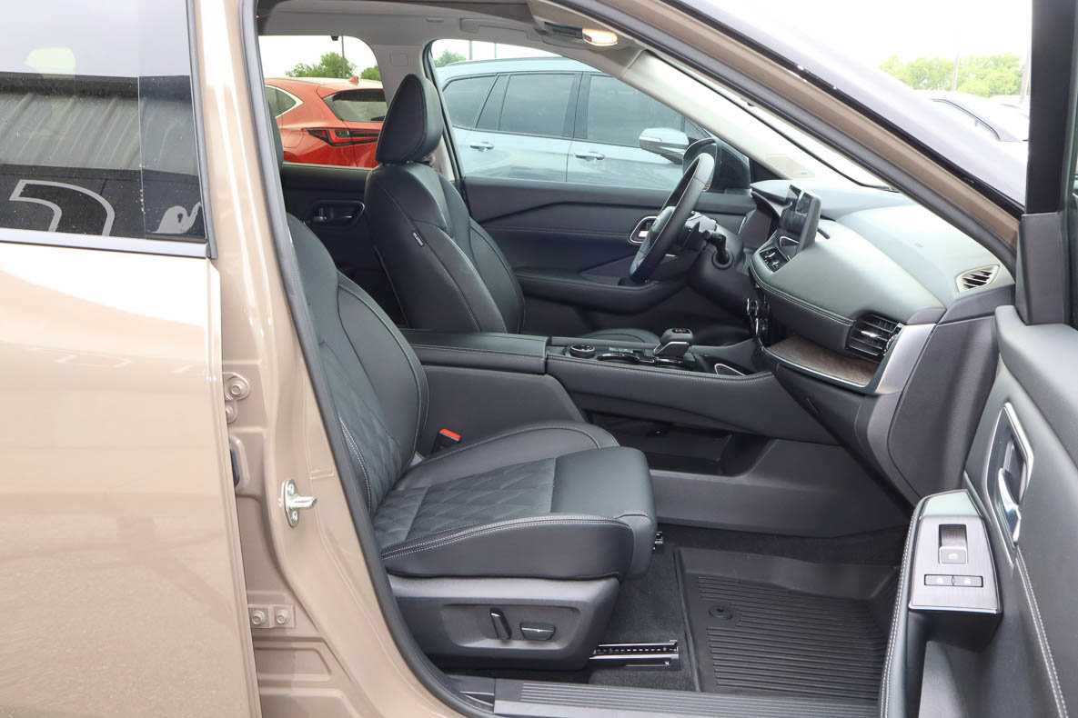 Used 2025 Nissan Rogue Platinum w/ Platinum Premium Package AWD/4WD image 31
