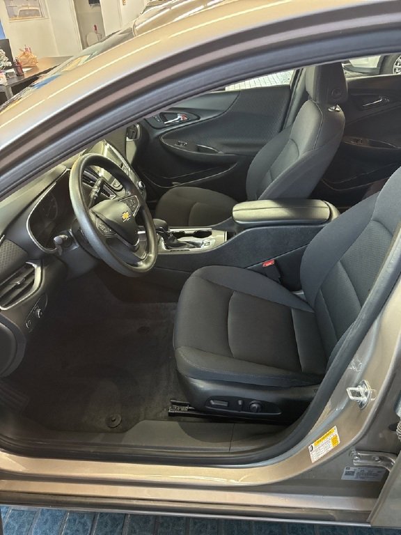 Used 2025 Chevrolet Malibu LT image 3