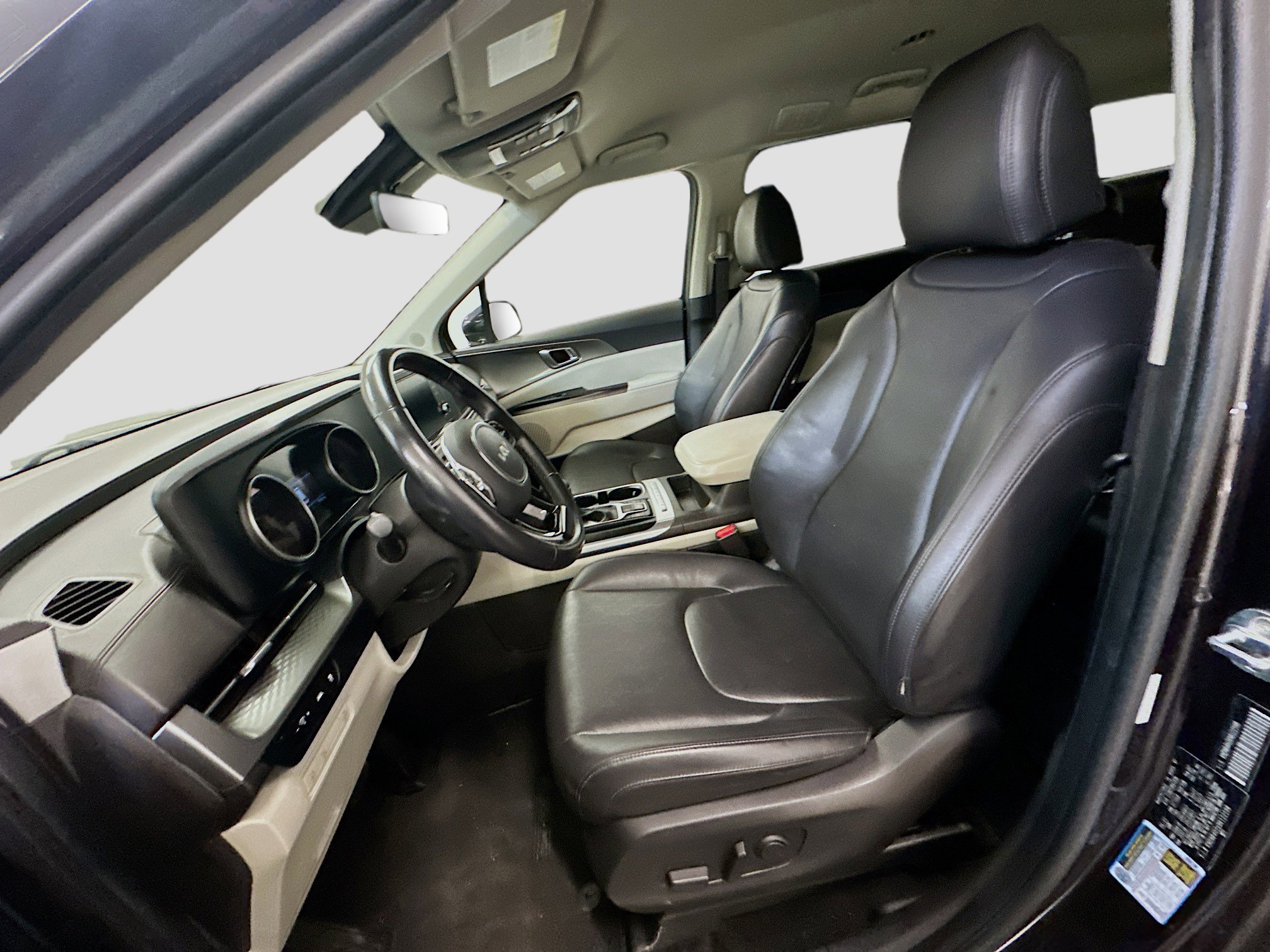 Used 2022 Kia Carnival LX FWD image 13