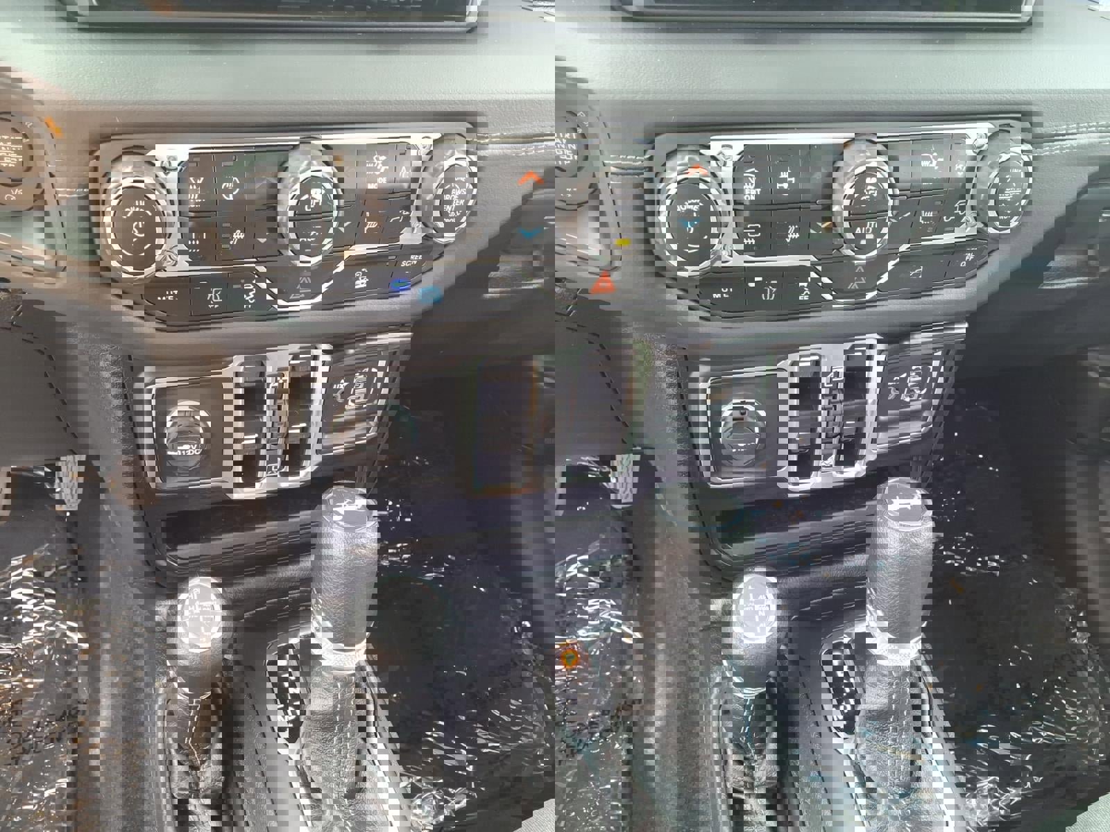 Used 2025 Jeep Wrangler Unlimited Sahara image 13