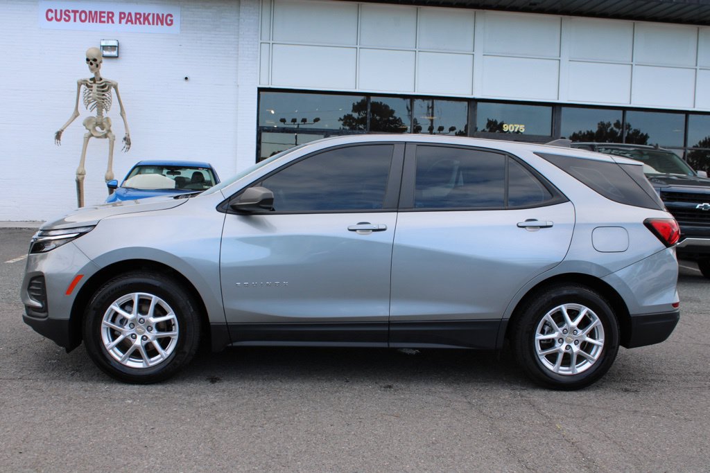 Used 2024 Chevrolet Equinox LS w/ Driver Confidence II Package FWD image 3