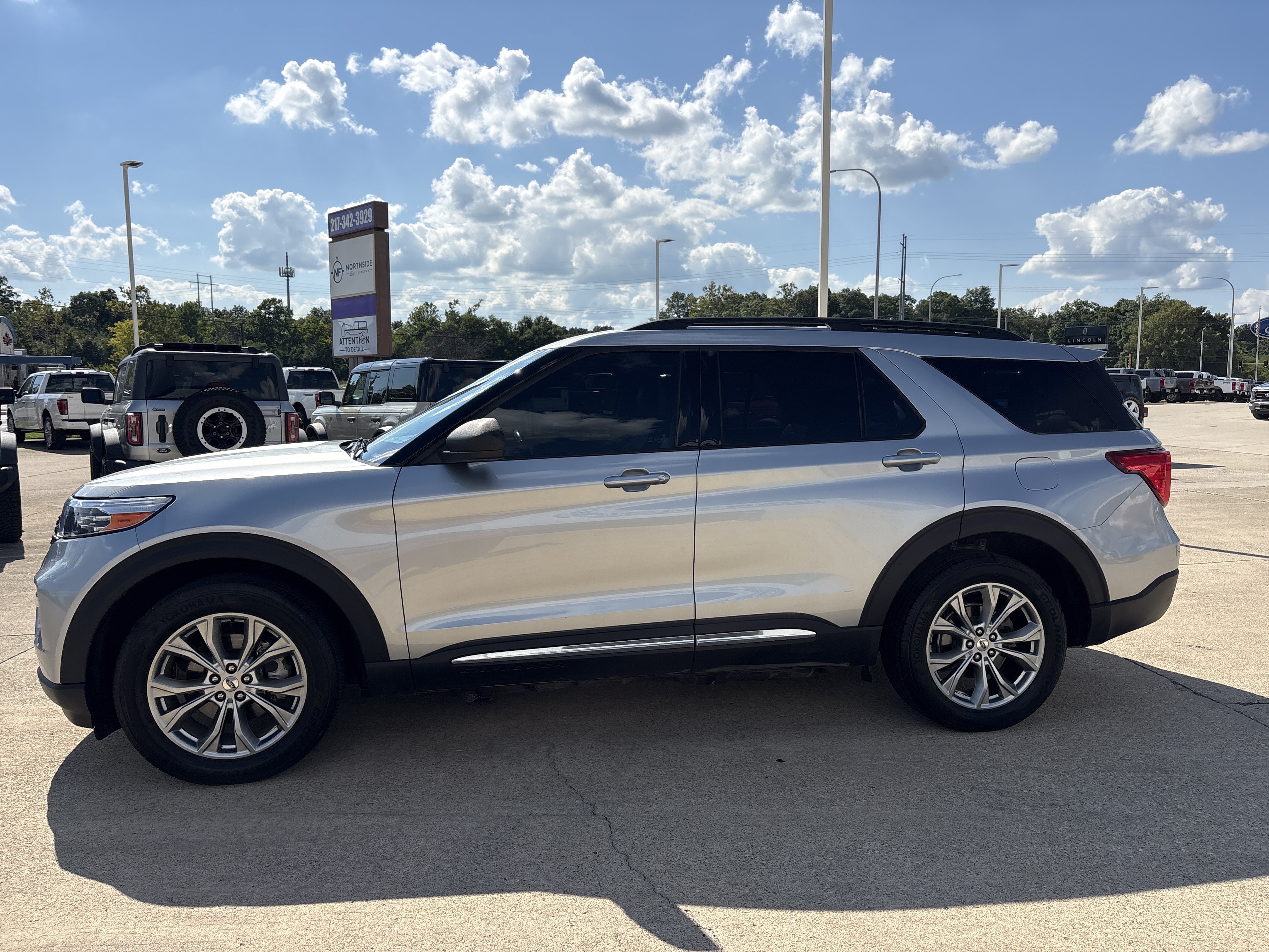 Used 2020 Ford Explorer XLT w/ Equipment Group 202A AWD/4WD image 2
