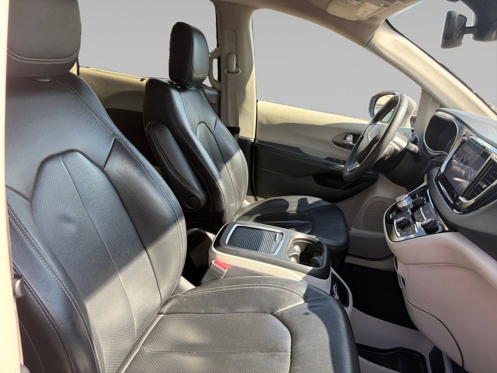 Used 2022 Chrysler Pacifica Touring-L image 16