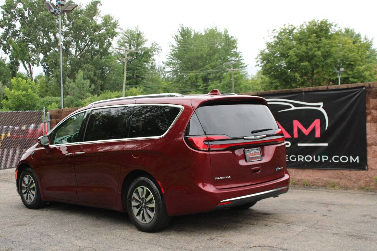Used 2021 Chrysler Pacifica Touring-L FWD image 3