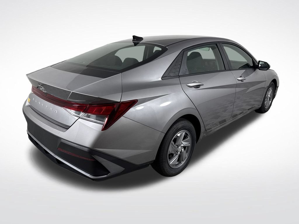 Certified 2024 Hyundai Elantra SE FWD image 3