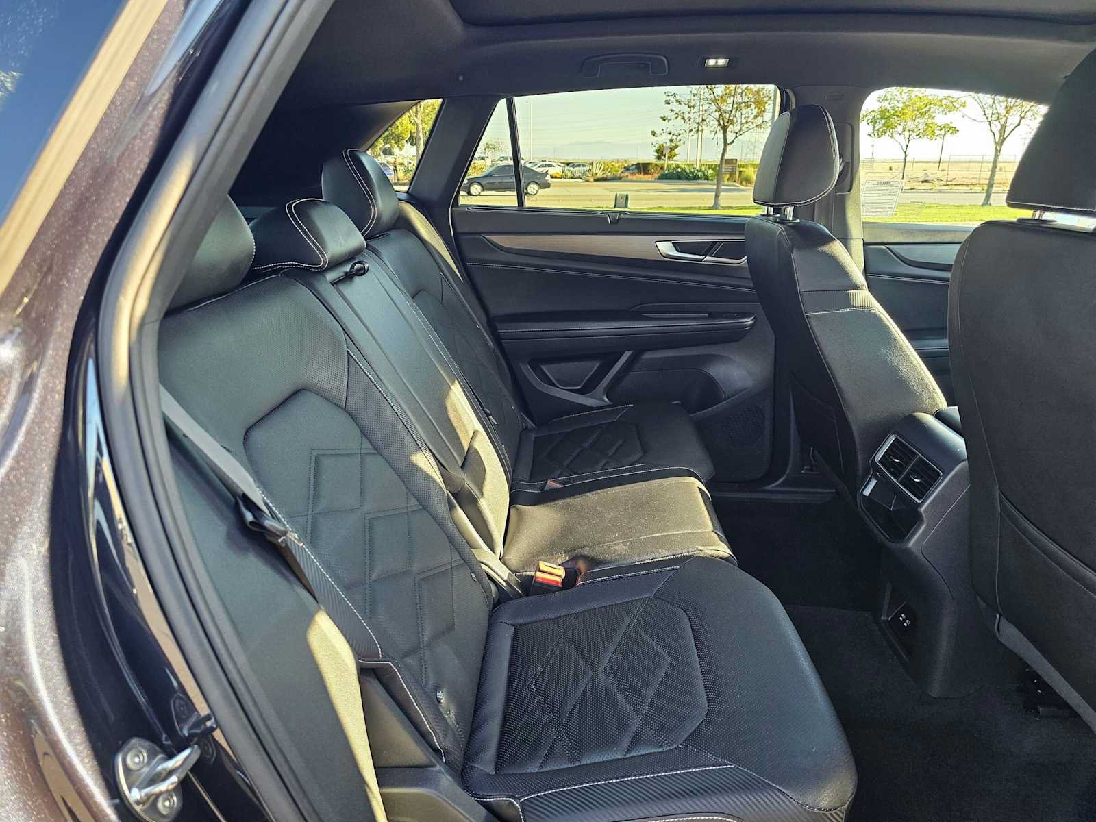 Used 2025 Volkswagen Atlas Cross Sport SE AWD/4WD image 12