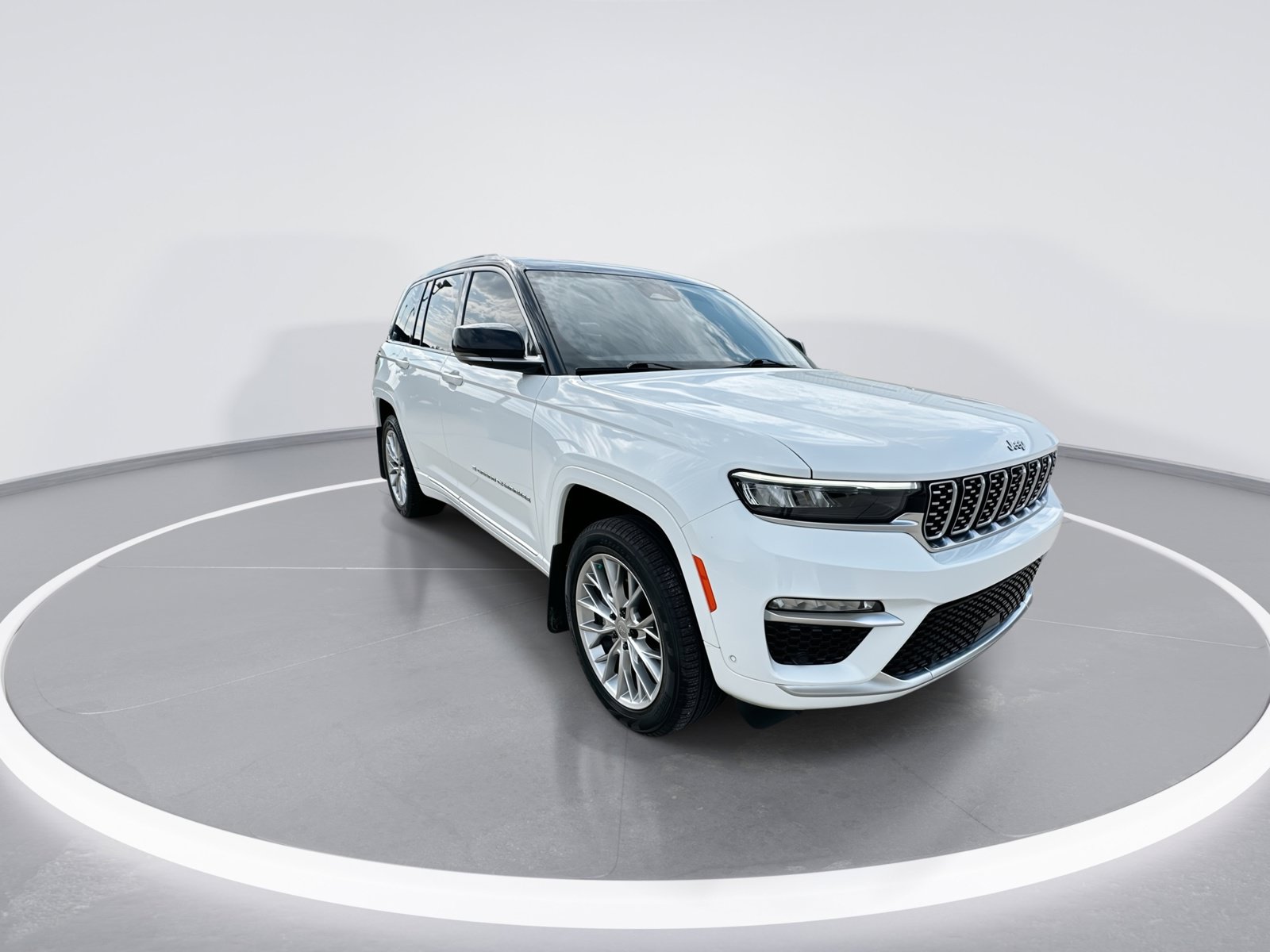 Used 2023 Jeep Grand Cherokee Summit AWD/4WD image 2