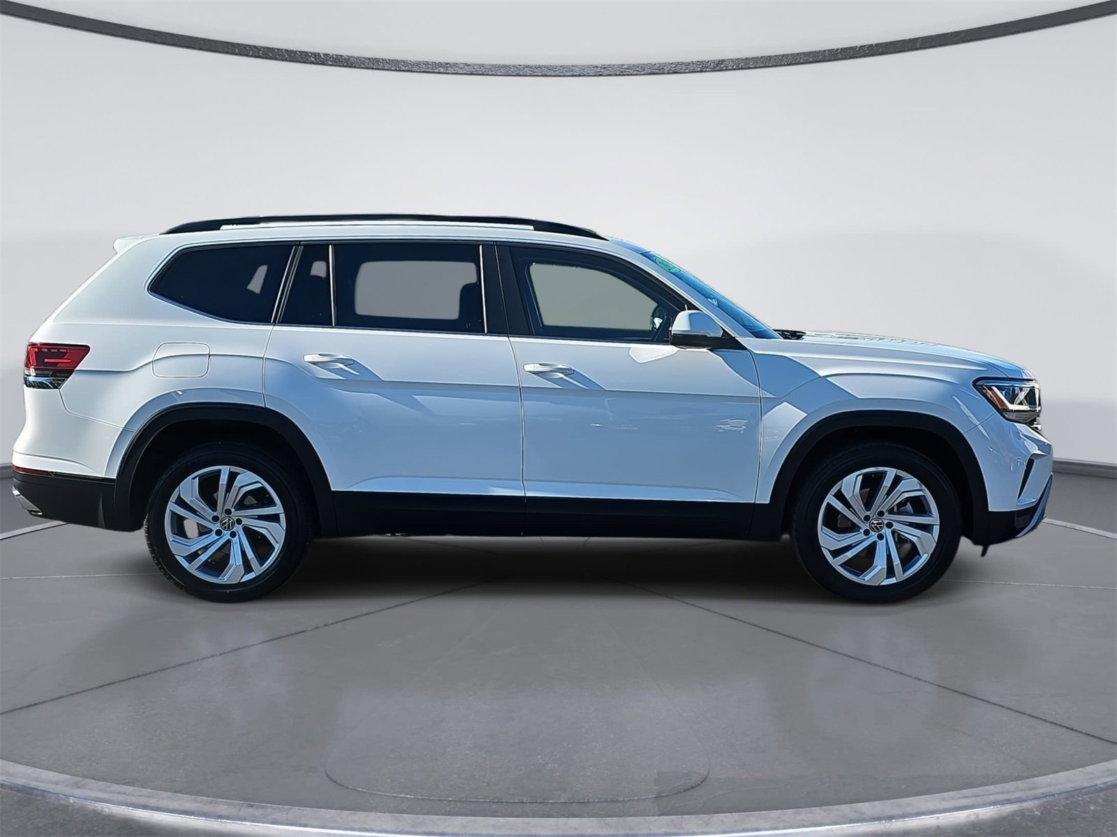 Used 2022 Volkswagen Atlas SE image 2