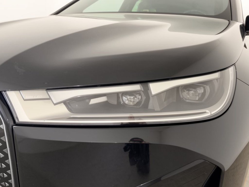 Used 2024 BMW iX xDrive50 w/ Sport Package AWD/4WD image 9