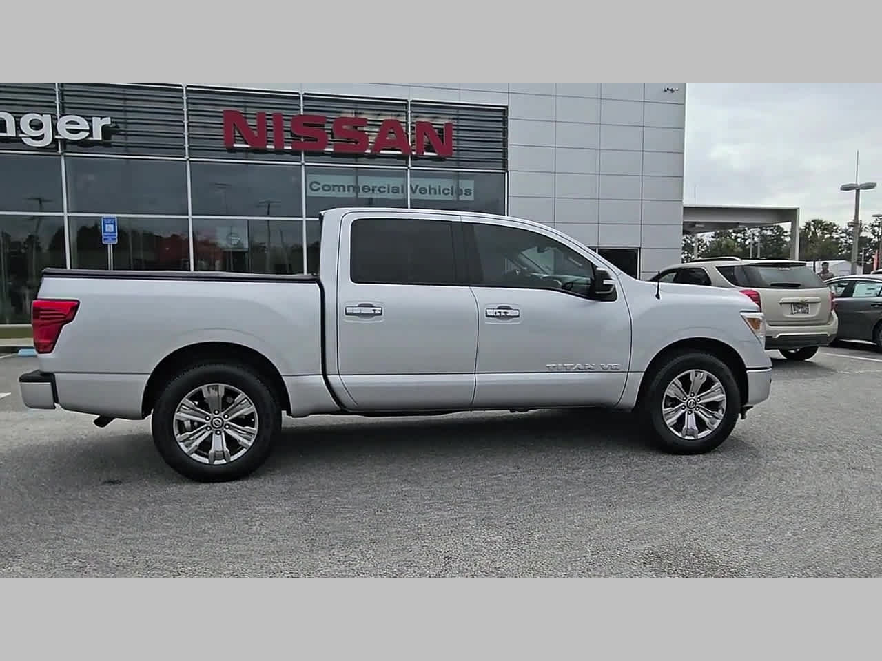 Used 2018 Nissan Titan SV w/ SV Convenience Package RWD image 34
