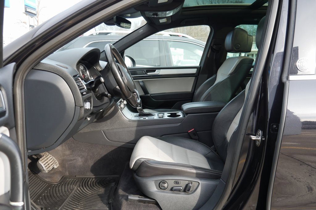 Used 2017 Volkswagen Touareg Wolfsburg Edition image 6