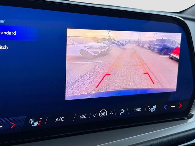 Used 2025 Chevrolet Traverse LT image 13