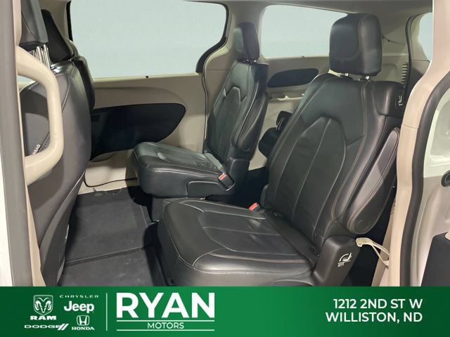 Used 2018 Chrysler Pacifica Touring-L FWD image 39