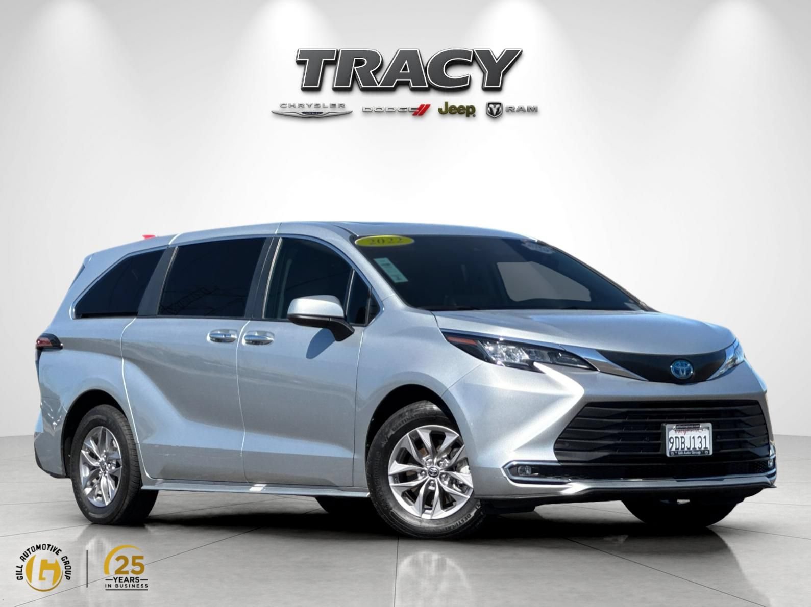 Used 2022 Toyota Sienna XLE FWD image 1