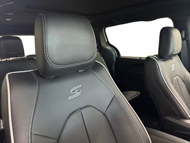 New 2026 Chrysler Pacifica Limited image 7