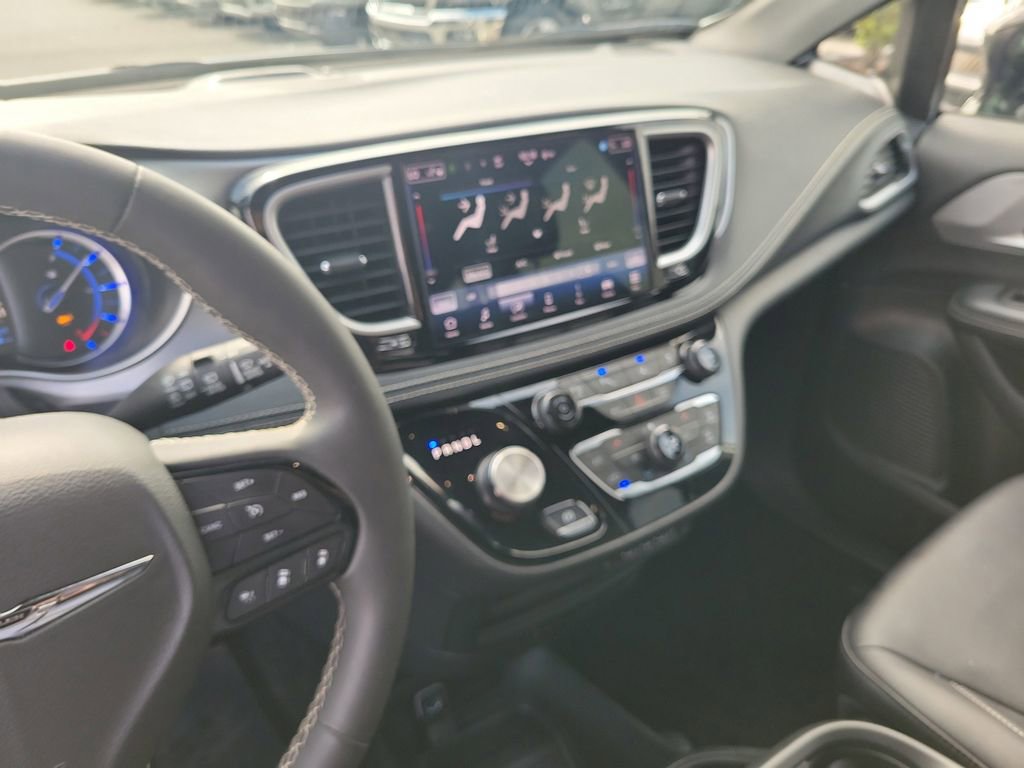 Used 2024 Chrysler Pacifica Limited FWD image 28
