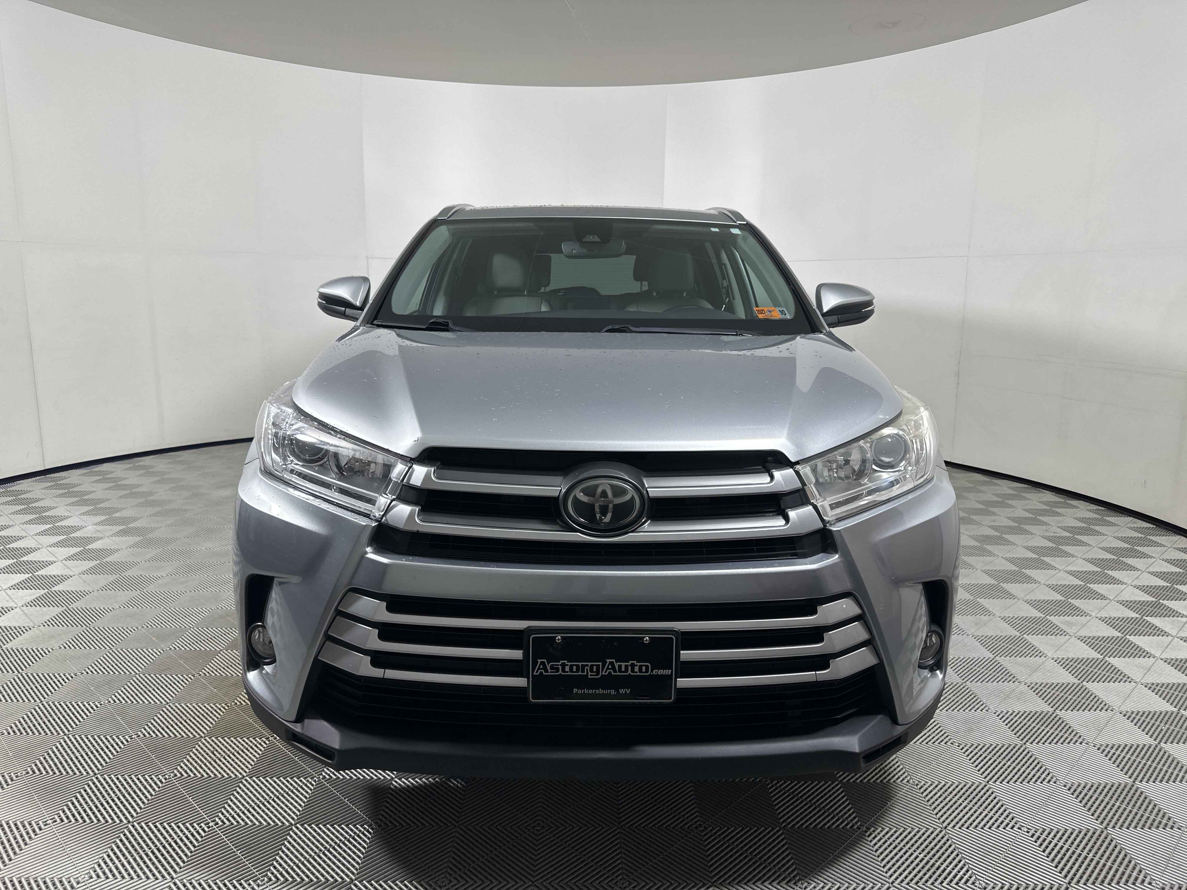 Used 2017 Toyota Highlander AWD V6 image 2