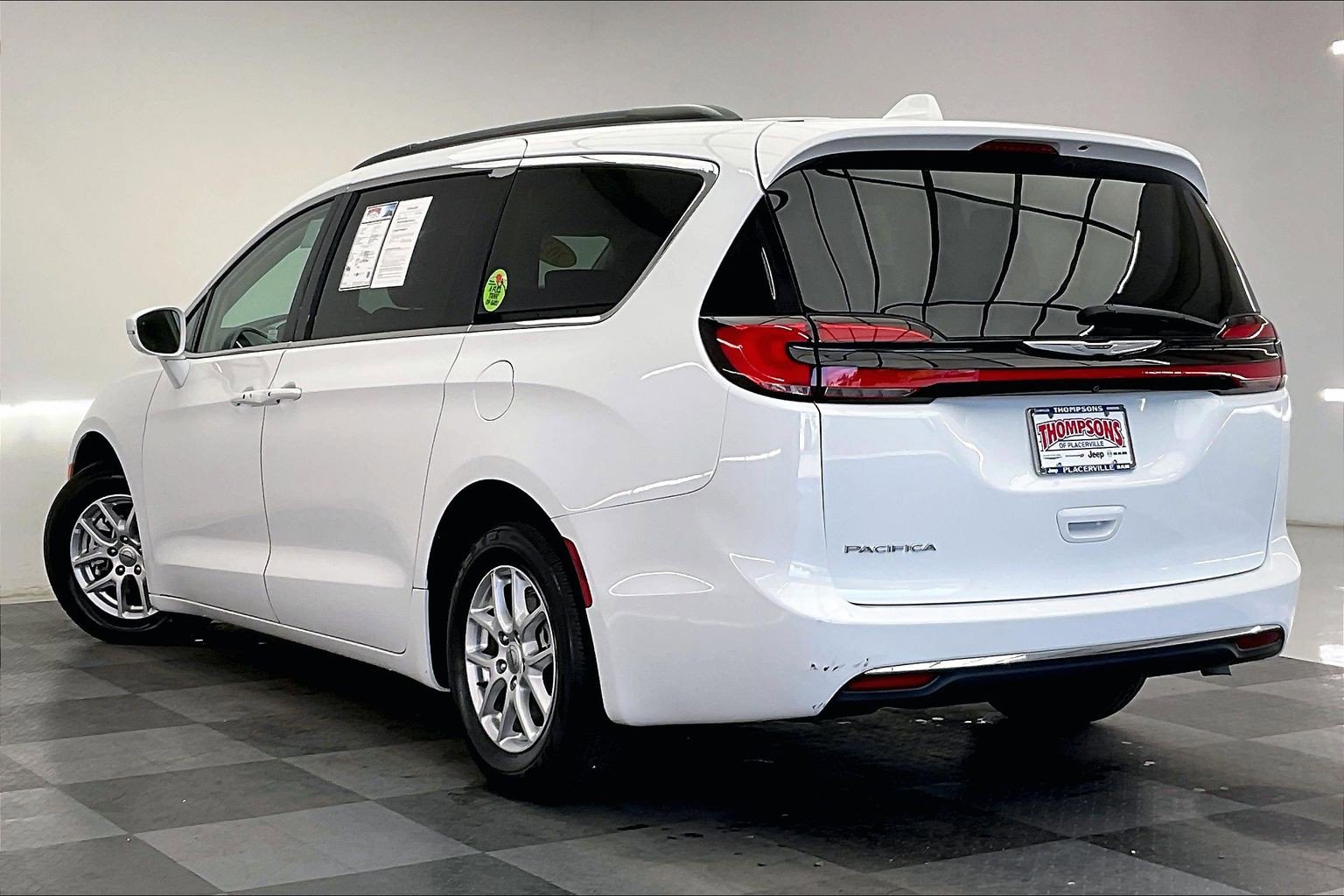 Used 2022 Chrysler Pacifica Touring-L image 10