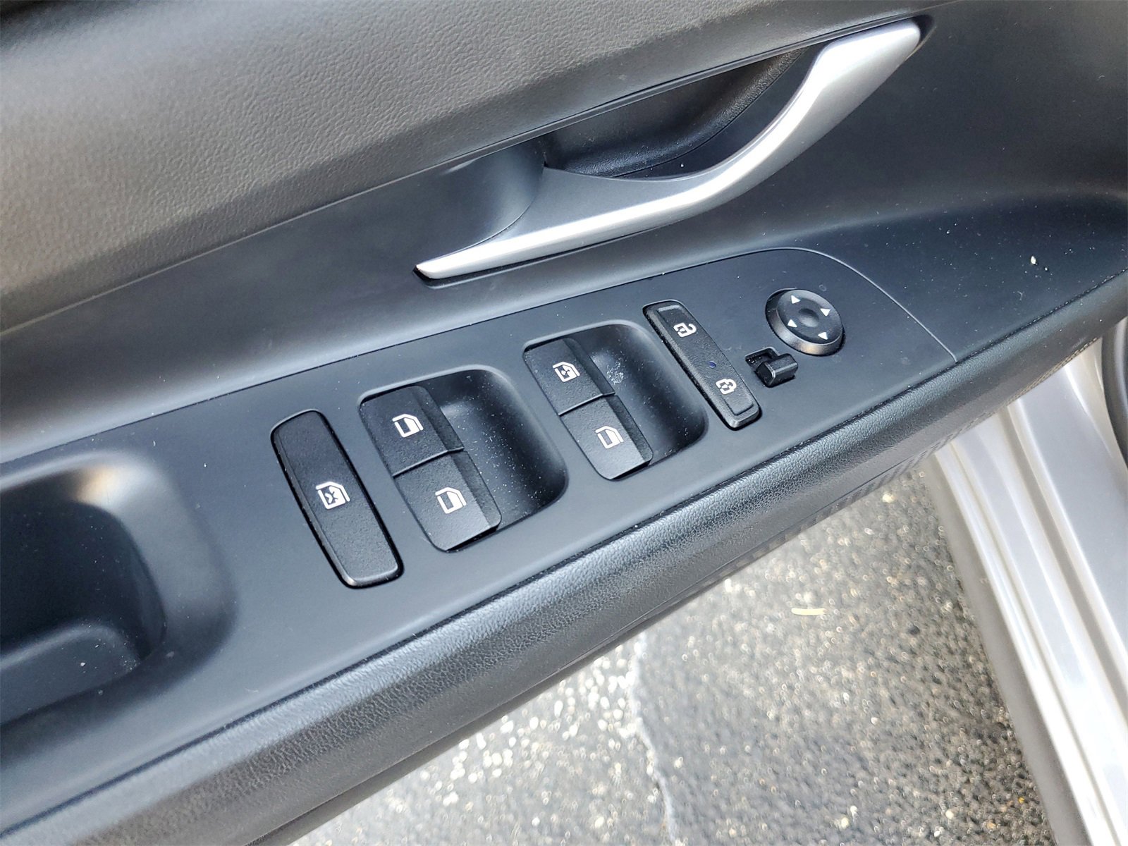 Used 2023 Hyundai Elantra SEL w/ Convenience Package image 9