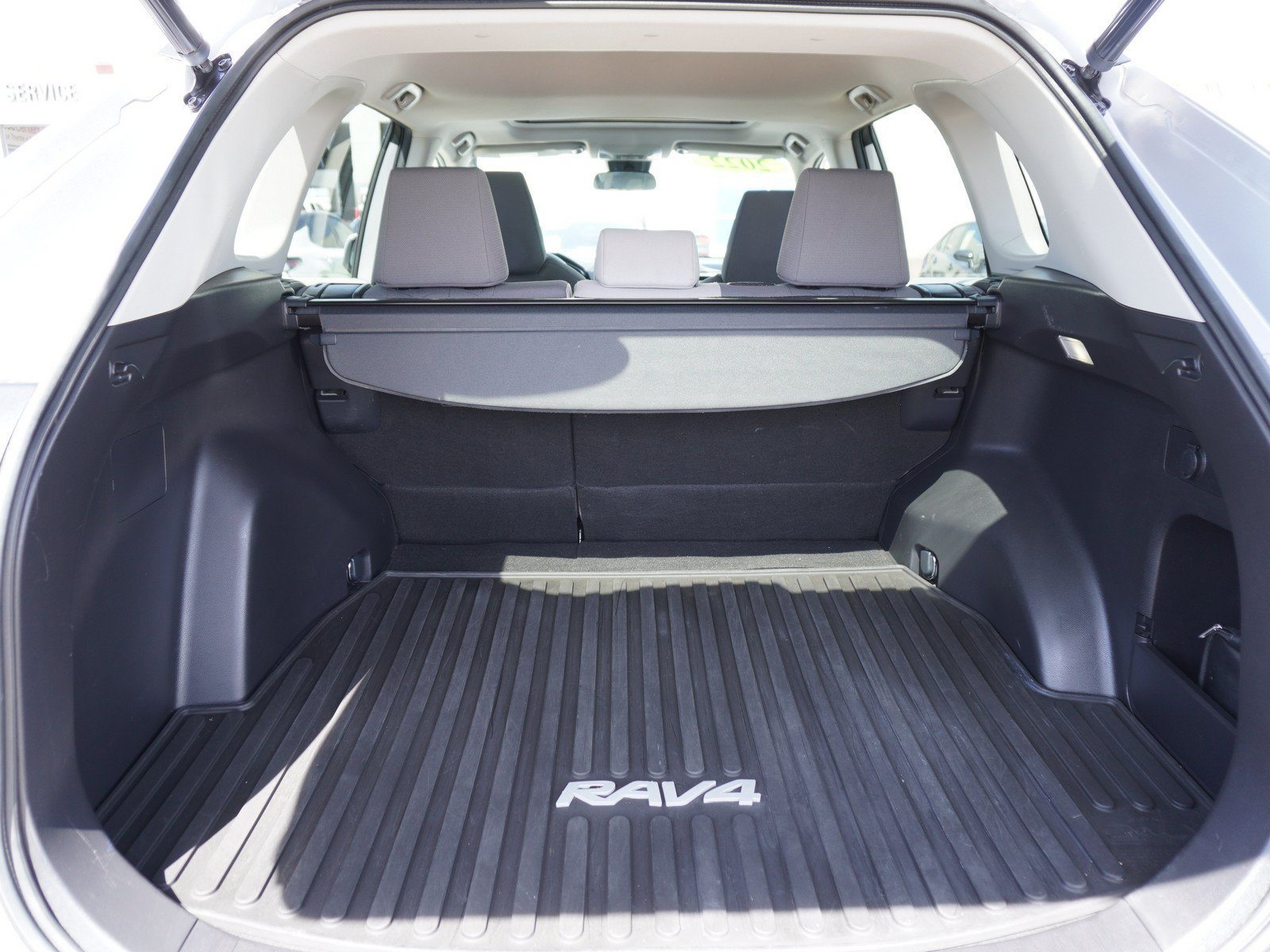 Used 2022 Toyota RAV4 XLE w/ Convenience Package FWD image 11