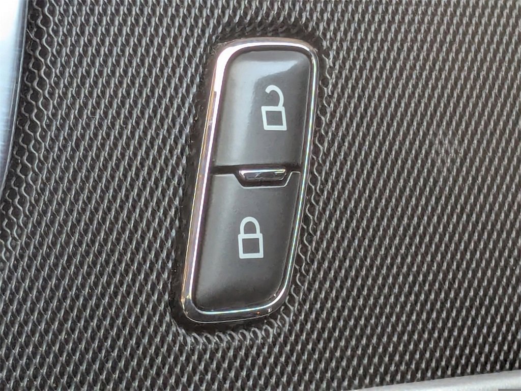 Used 2020 Ford Explorer XLT image 28