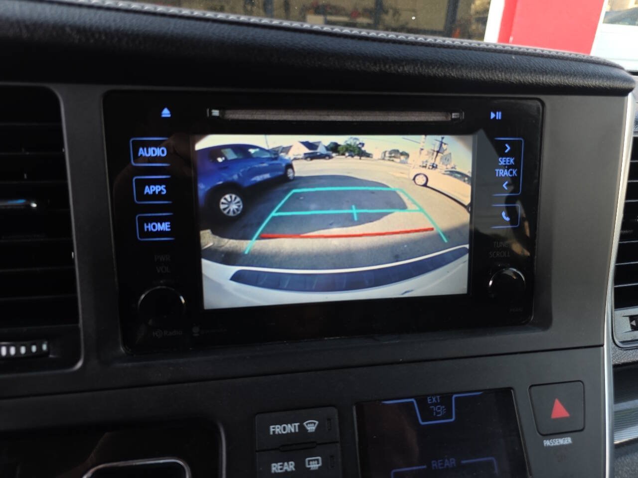 Used 2015 Toyota Sienna SE FWD image 14