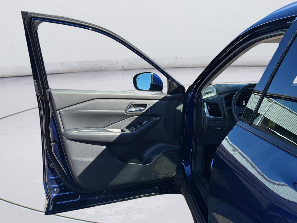 Used 2025 Nissan Rogue SL w/ Tech Package image 35